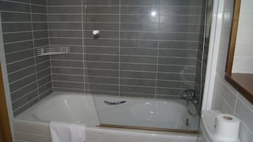 Studio, 1 Double or 2 Twin Beds | Bathroom | Rainfall showerhead, free toiletries, towels