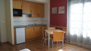 Coffee/tea maker, full-size fridge, microwave, stovetop