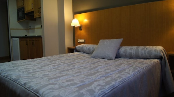 Studio, 1 Double or 2 Twin Beds | Soundproofing, free cribs/infant beds, free WiFi, bed sheets - ApartHotel Peña Telera Resort (Panticosa)