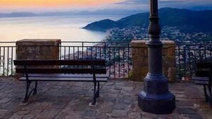 Un banco y una farola con vistas al mar.