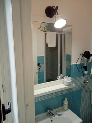 Habitación básica | Baño | Ducha, artículos de higiene personal gratuitos, secador de pelo y bidé