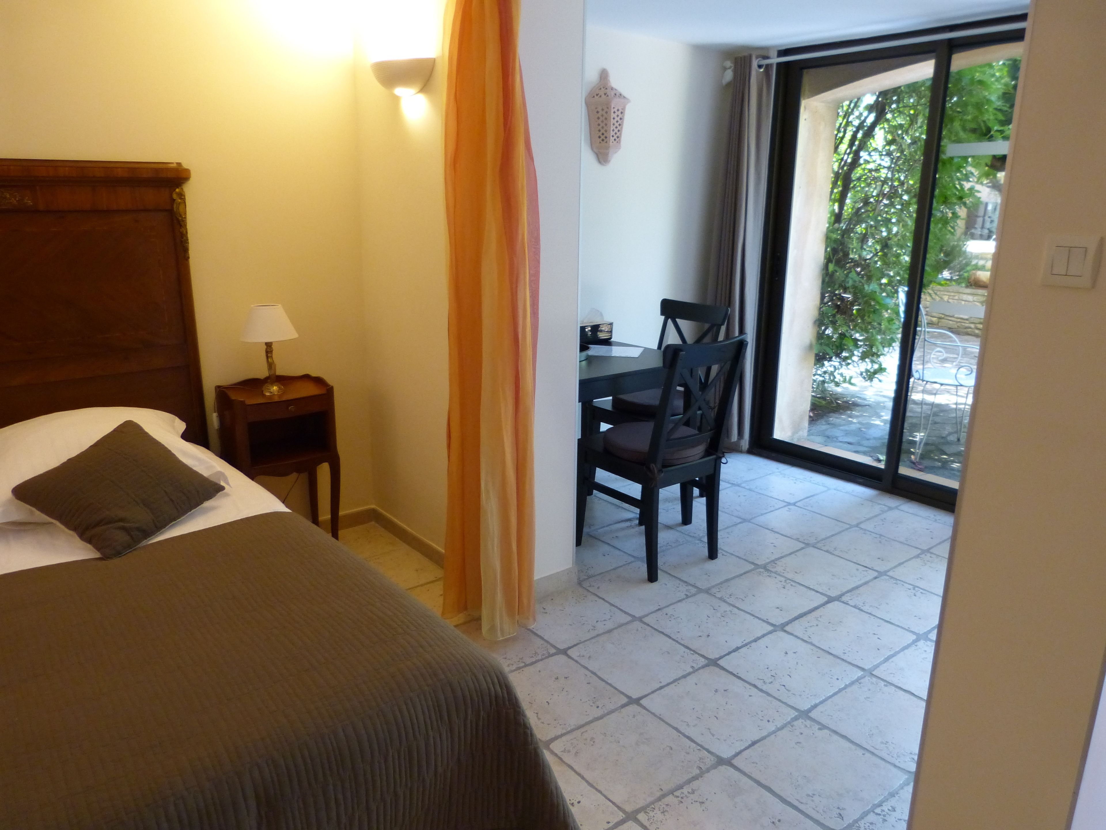 Rideaux occultants, chambres insonorisées, fer et planche à repasser