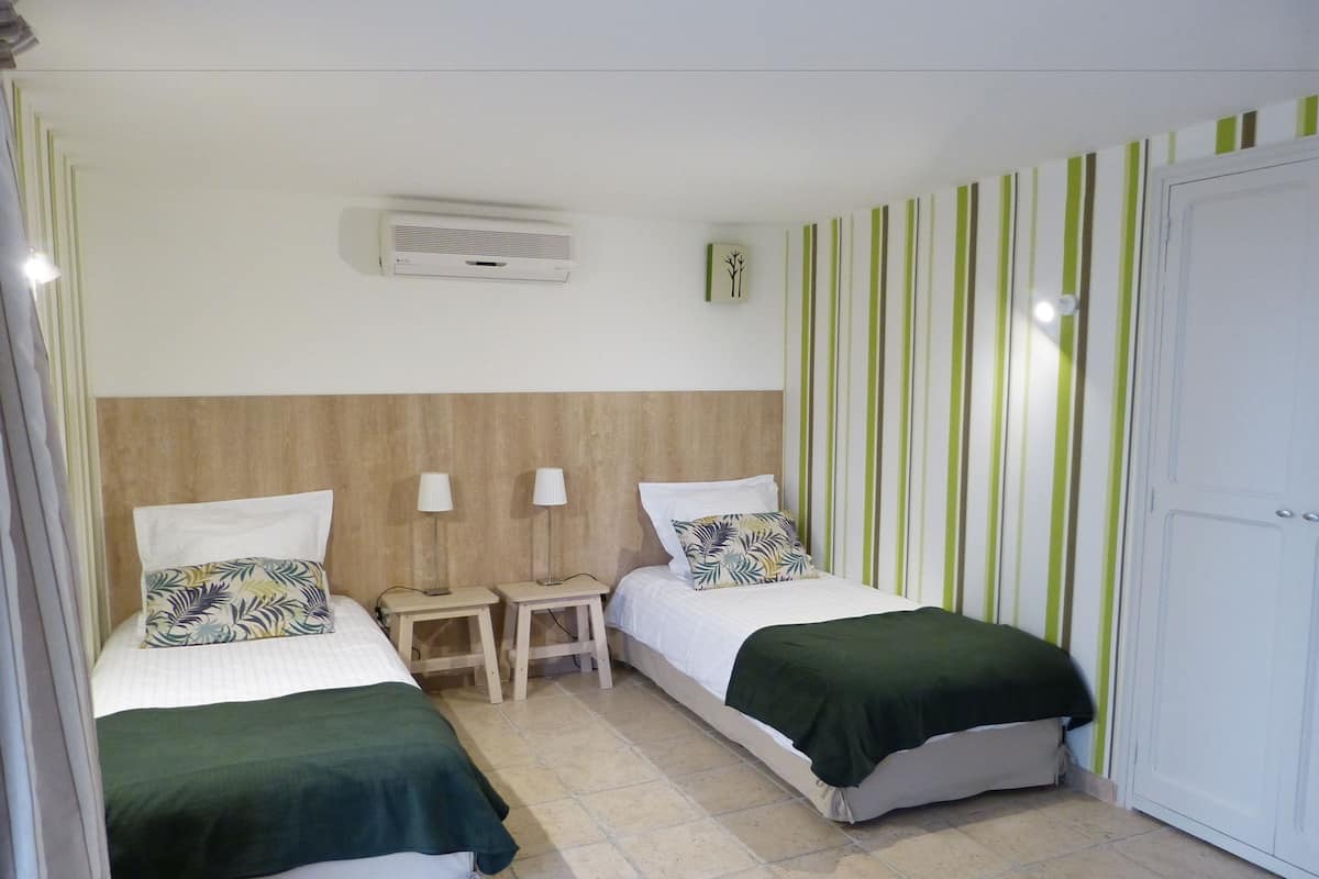 Comfort Double or Twin Room | Blackout drapes, soundproofing, iron/ironing board, cribs/infant beds