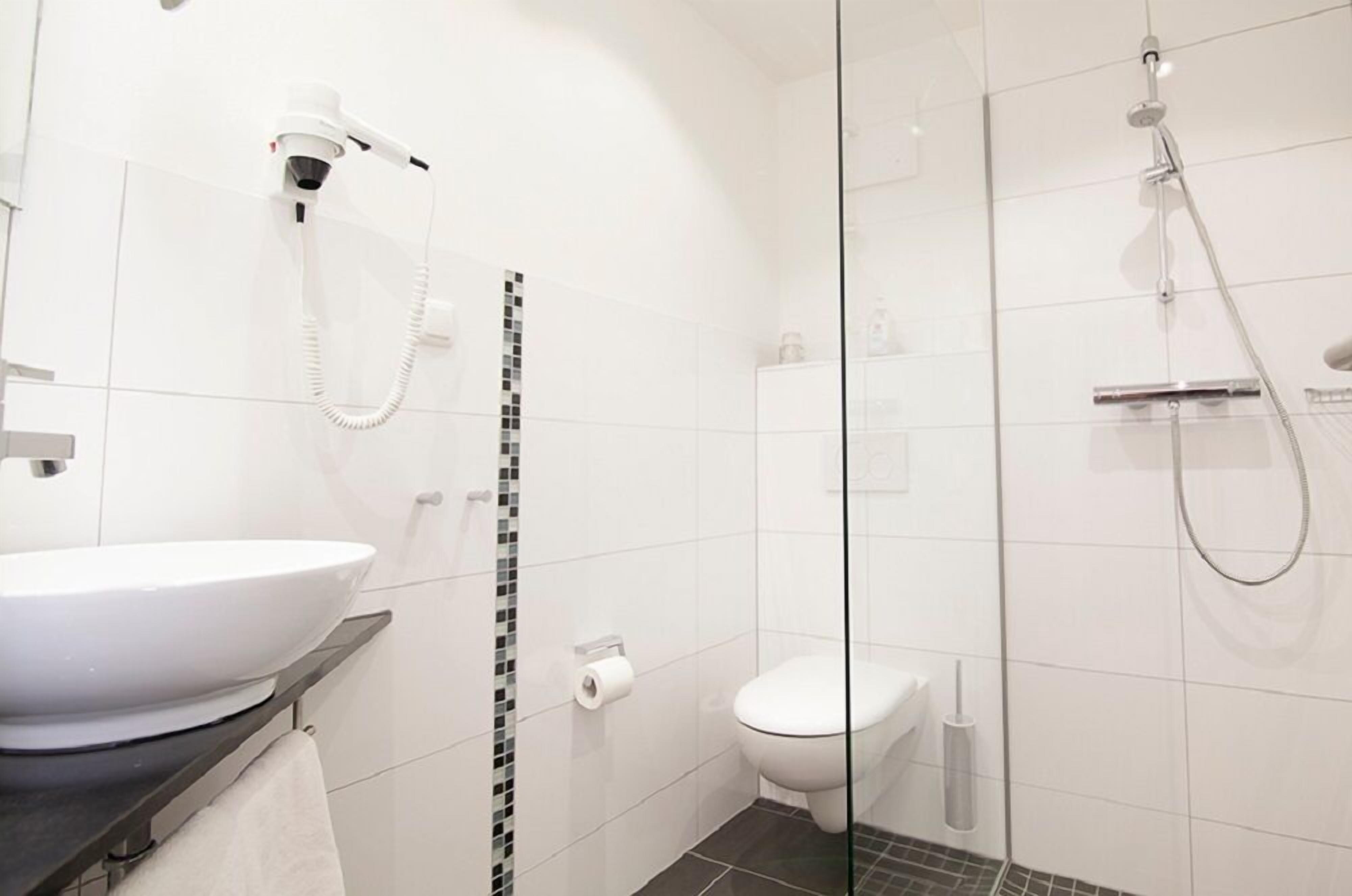 Dusche, Haartrockner, Handtücher