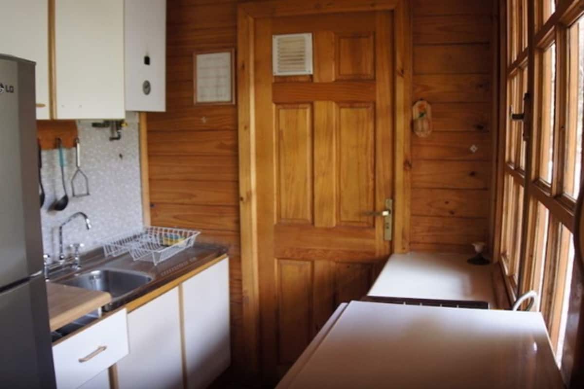 Tabla de planchar con plancha y ropa de cama