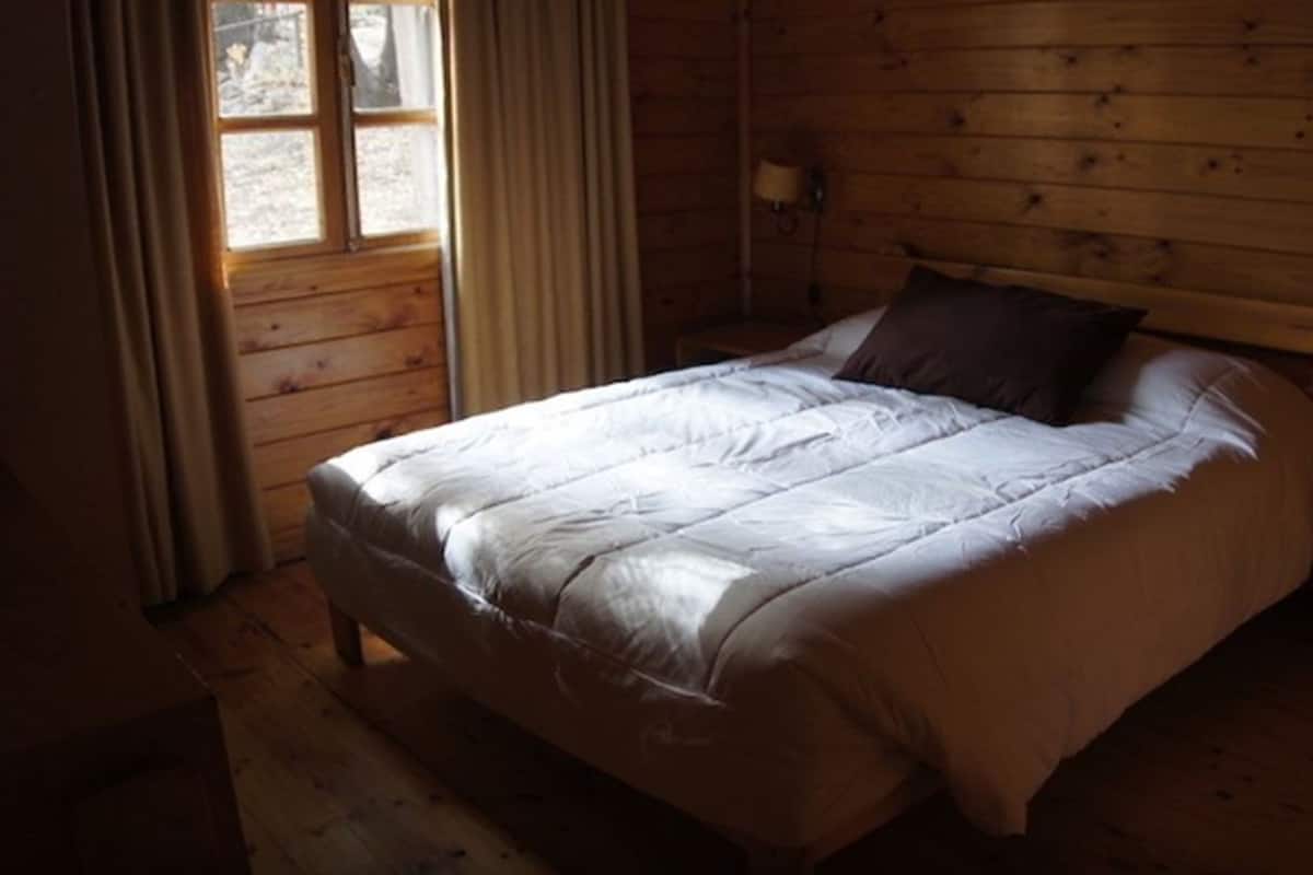 Tabla de planchar con plancha y ropa de cama