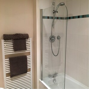 Appartement, 1 slaapkamer | Badkamer | Een bad/douchecombinatie, gratis toiletartikelen, handdoeken