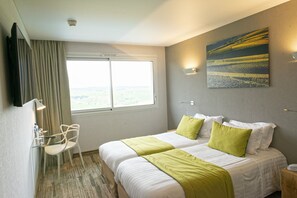 ห้องพาโนรามิกดับเบิล | ตู้นิรภัยในห้องพัก, โต๊ะทำงาน, ผ้าม่านกันแสง, ห้องเก็บเสียง