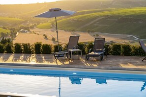 Seasonal outdoor pool, open 8:30 AM to 9 PM, pool umbrellas - Le Panoramic Hôtel (Sancerre)