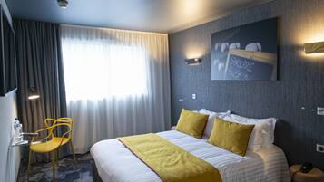 Double Room, City View | In-room safe, desk, blackout drapes, soundproofing