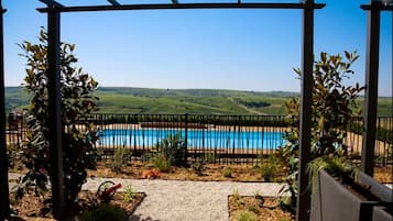 Una piscina al aire libre de temporada, sombrillas