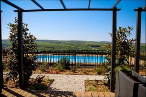 สระว่ายน้ำกลางแจ้งเปิดตามฤดูกาล, ร่มริมสระว่ายน้ำ, เก้าอี้อาบแดดริมสระ