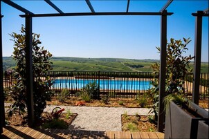 季节性开放的室外游泳池，08:30 至 21:00 开放，池畔遮阳伞，日光浴躺椅