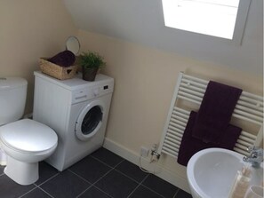Appartement, 1 slaapkamer | Badkamer | Een douche, gratis toiletartikelen, handdoeken