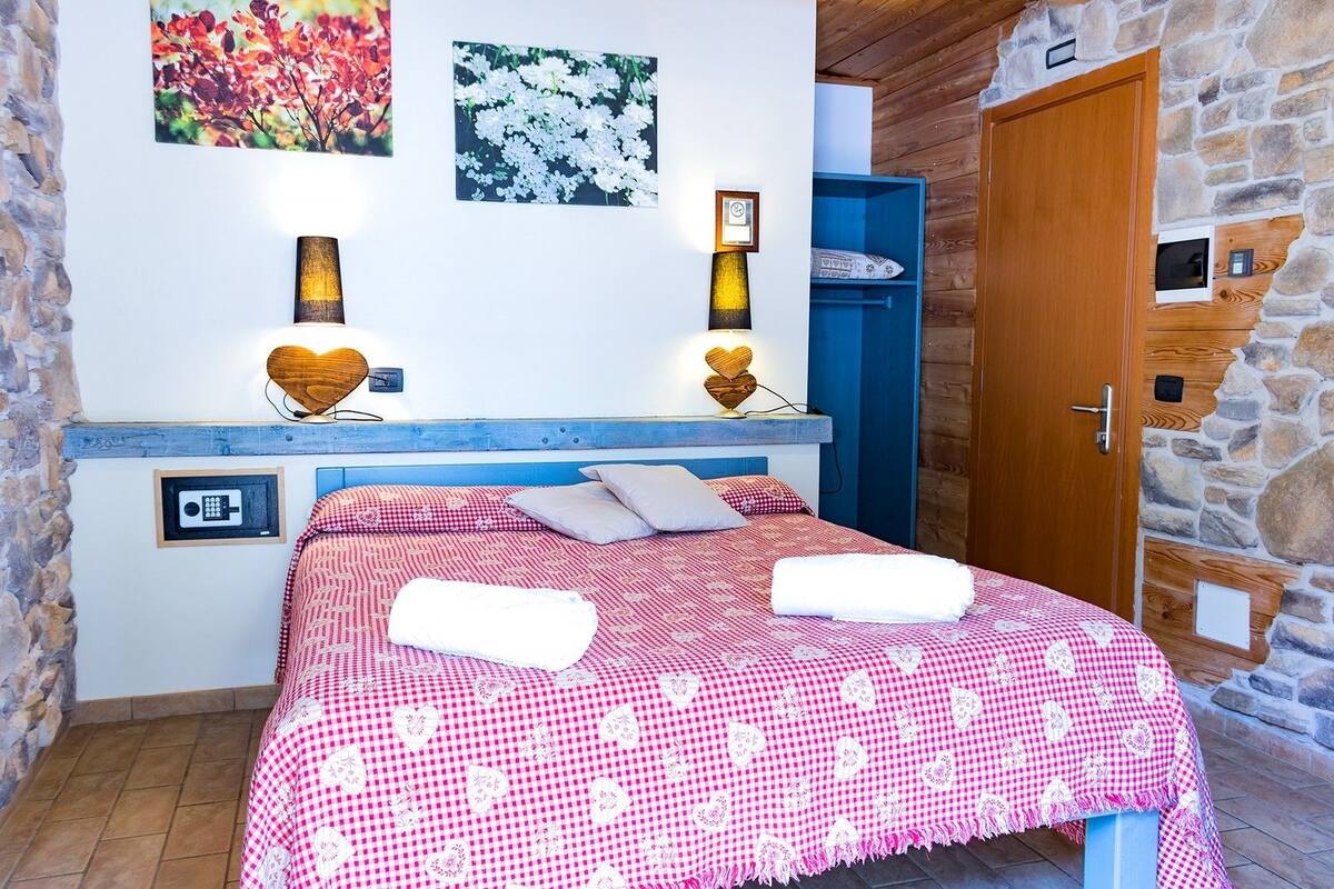 In-room safe, WiFi (free)