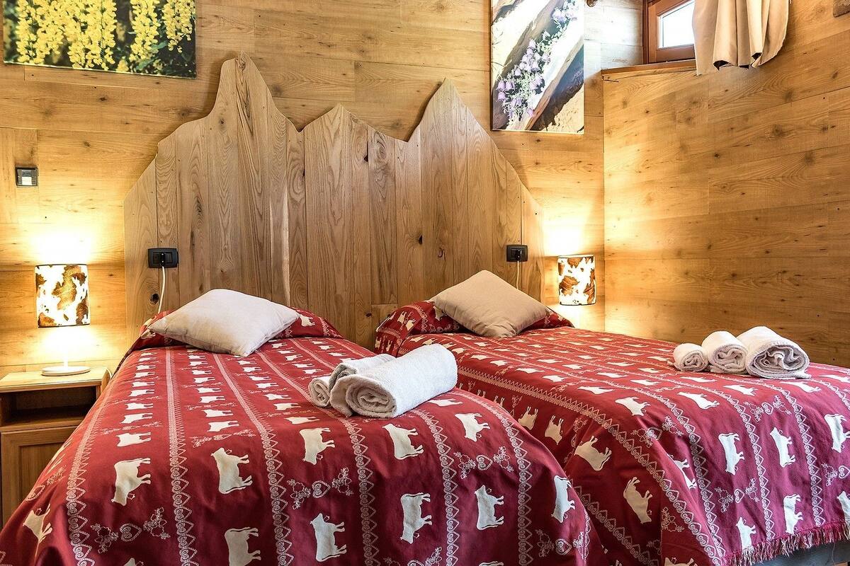 Double or Twin Room (second floor) | In-room safe, WiFi (free)