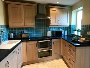 House, 3 Bedrooms | Private kitchen | Fridge, microwave, oven, stovetop