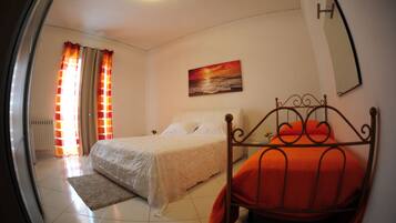 Camera quadrupla, balcone, lato montagna | Biancheria da letto di alta qualità, tende oscuranti