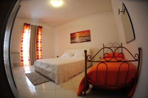 Habitación cuádruple, balcón, junto a la montaña | Ropa de cama de alta calidad y cortinas opacas