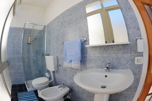 Habitación cuádruple, balcón | Baño | Ducha, artículos de higiene personal gratuitos, secador de pelo y bidé