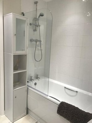 Apartment, 2 Bedrooms | Bathroom | Combined shower/tub, free toiletries, towels - William Lucy Way (Oxford)