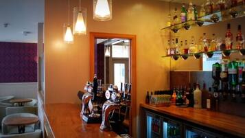 2 bars/lounges