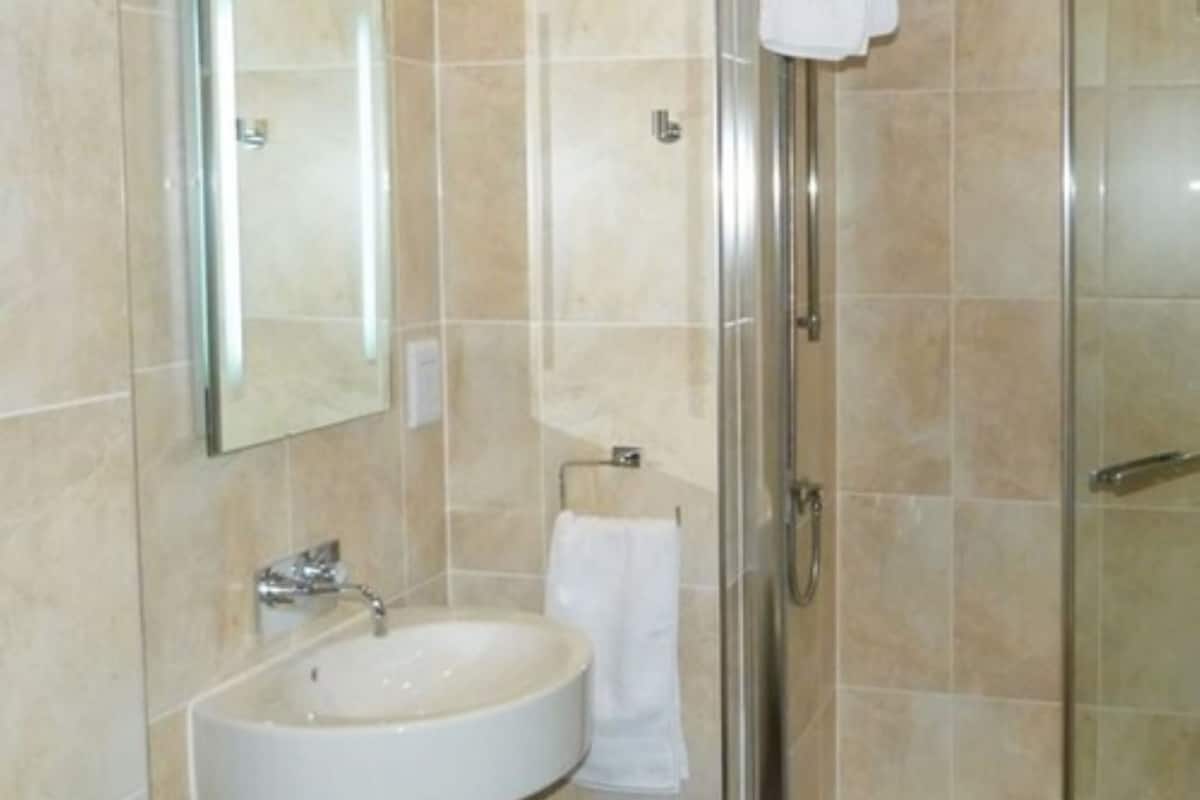 double room | bathroom | shower, free toiletries, hair dryer, slippers