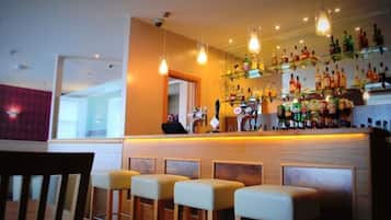 2 bars/lounges