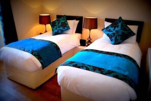 Chambre avec lits jumeaux | Literie hypoallergénique, rideaux d’obscurcissement