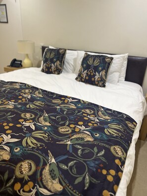 Habitación doble | Ropa de cama hipoalergénica, cortinas blackout y insonorización 