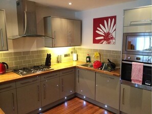 Basic Apartment, 2 Bedrooms | Private kitchen | Fridge, oven, stovetop, dishwasher - Woodstock Road East Apartment (Kidlington)