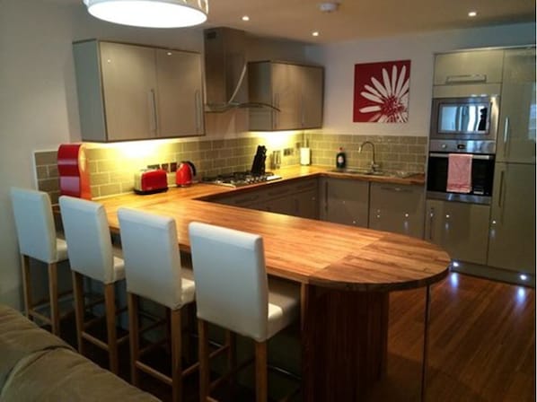 Basic Apartment, 2 Bedrooms | Private kitchen | Fridge, oven, stovetop, dishwasher - Woodstock Road East Apartment (Kidlington)