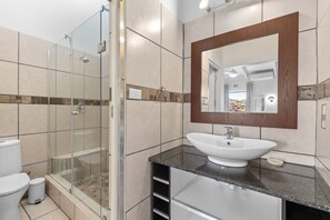 Classic Villa | Bathroom | Towels