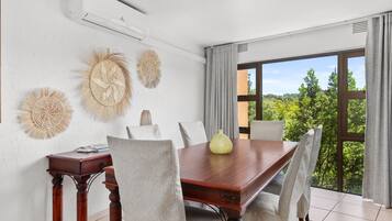 Villa – classic | Spiseområde på rommet