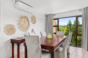 Villa – classic | Spiseområde på rommet