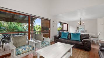 Classic Triple Room, 3 Bedrooms (Premier) | Ruang tamu | TV, meja ping pong