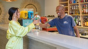 Un espace bar avec un comptoir et des étagères remplies de bouteilles.