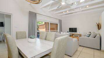 Vila Superior, 3 kamar tidur | Area keluarga | TV