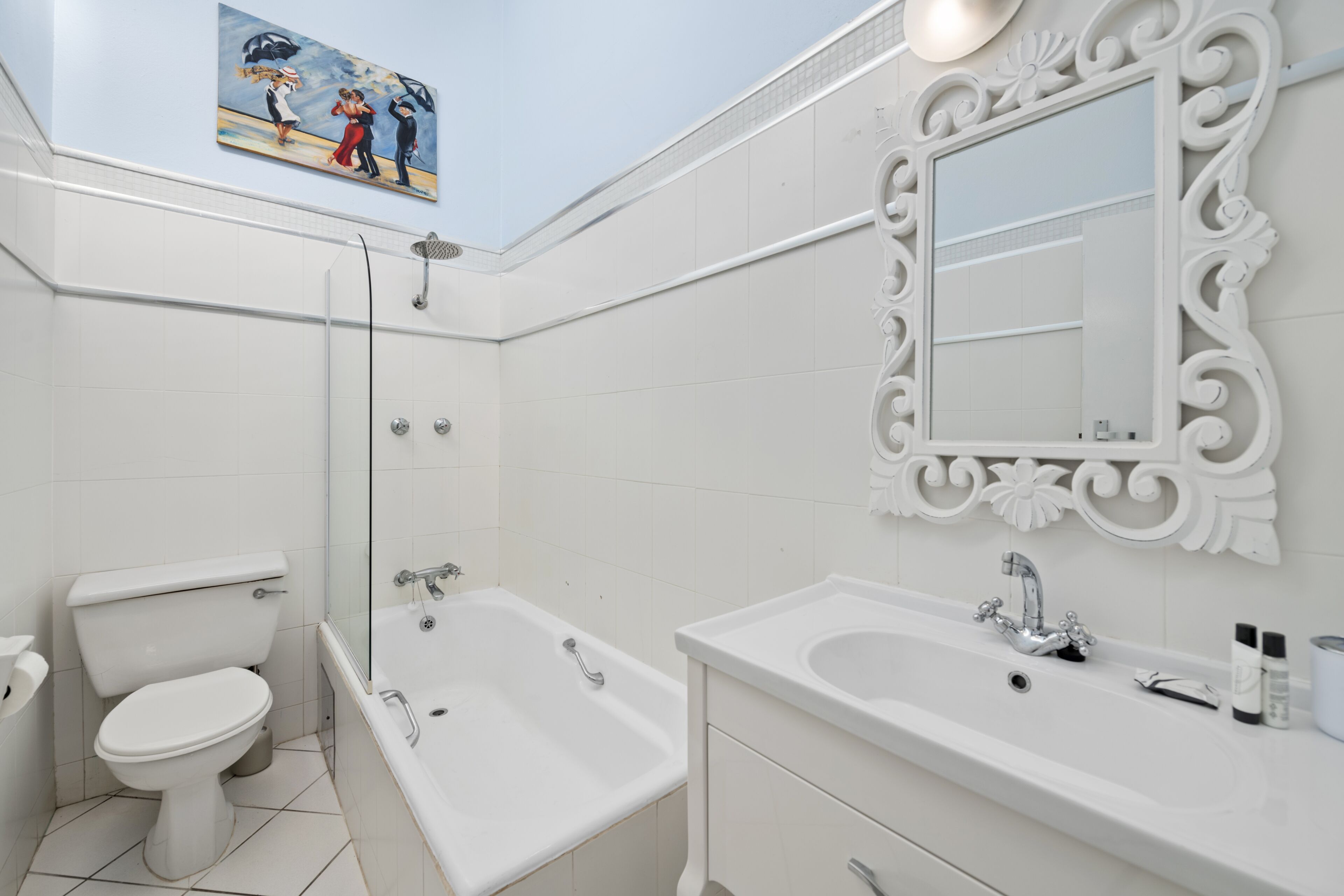 Ein modernes Badezimmer mit Toilette, Badewanne und Waschbecken.