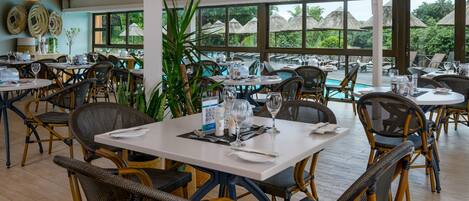 2 nhà hàng, phục vụ bữa sáng