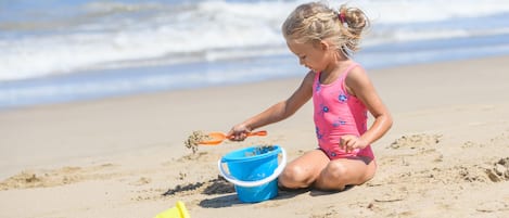 In Strandnähe, weißer Sandstrand, Kajakfahren, Rudern/Kanufahren