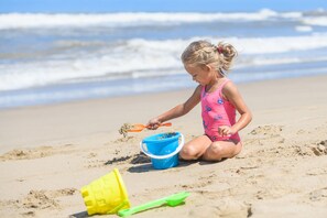In Strandnähe, weißer Sandstrand, Kajakfahren, Rudern/Kanufahren