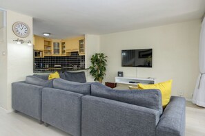 Vil·la superior, 3 dormitoris | Sala d'estar | Televisor i taula de tennis de taula 