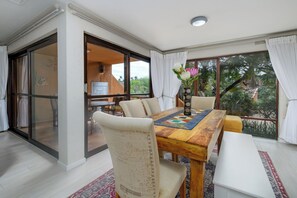 Villa Supérieure, 3 chambres | Restauration dans la chambre