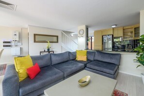 Villa superior, 3 habitaciones | Área de sala de estar | Televisión y tenis de mesa 