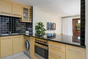 Villa superior, 3 habitaciones | Cocina privada | Microondas, tetera eléctrica, tostadora y utensilios de cocina 