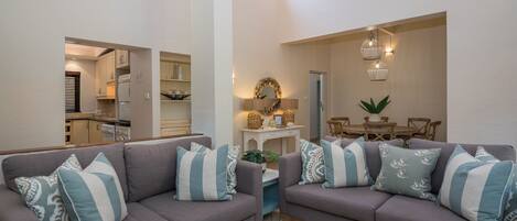 Superior-sviitti, 3 makuuhuonetta | Oleskelualue | Televisio, pöytätennispöytä