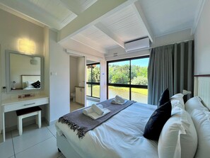 Villa superior, 3 habitaciones | 3 habitaciones, tabla de planchar con plancha, cunas y ropa de cama 