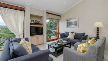 Villa Deluxe, 3 habitaciones | Área de sala de estar | Televisión y tenis de mesa