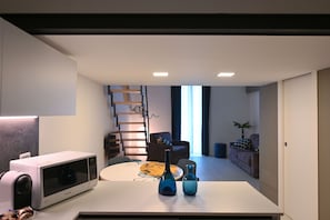 Appartement Deluxe, balcon | Cuisine privée | Réfrigérateur, micro-ondes, plaque de cuisson, machine à expresso